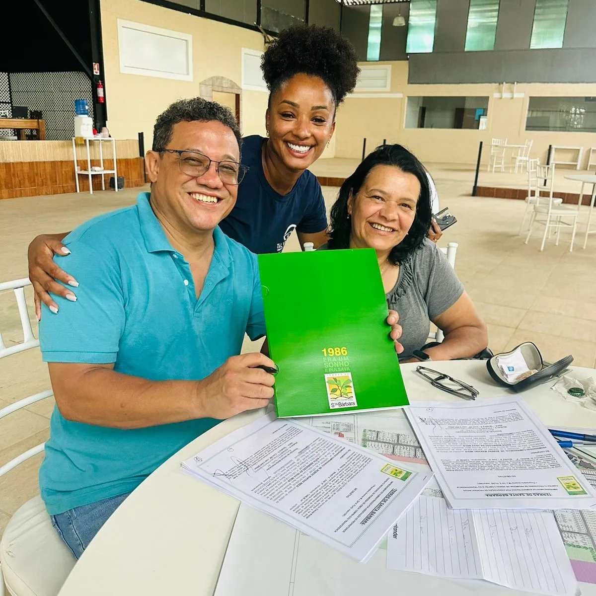 Casal feliz no terreno