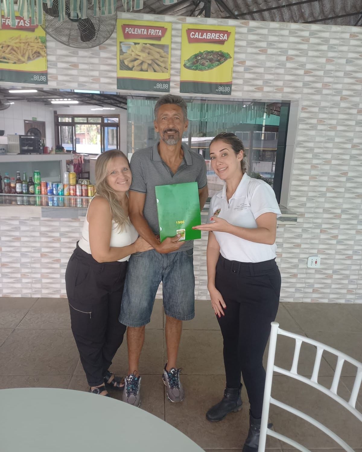 Casal feliz no terreno