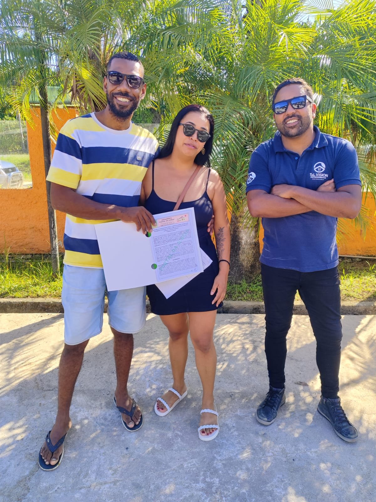 Casal feliz no terreno